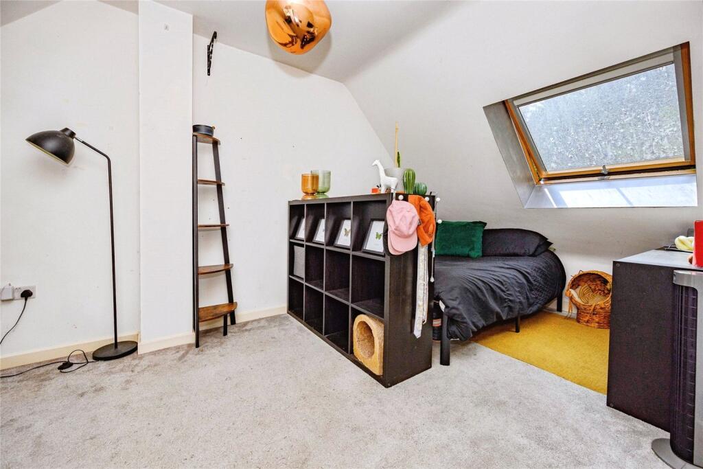 House in Dunstable, Central Bedfordshire - More