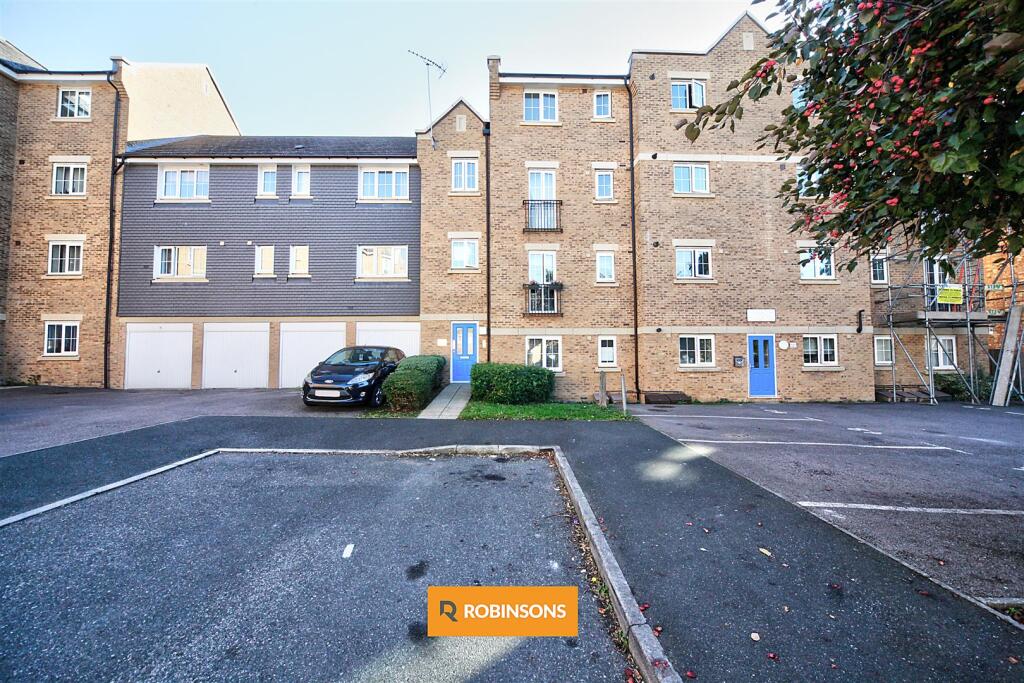 Apartment in Dunstable, Central Bedfordshire - View 3