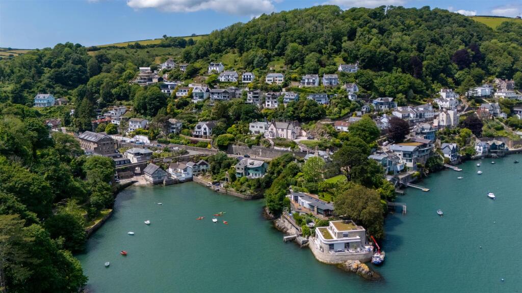 Waterside Home With Private Mooring photo 4