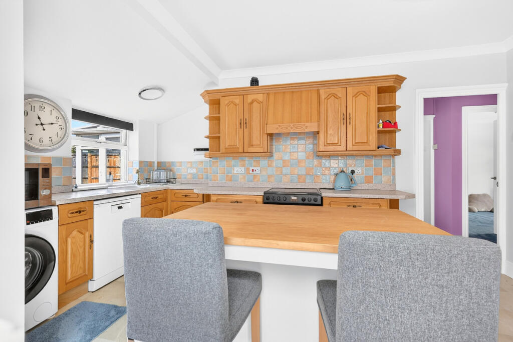 House in Castle Point, South Benfleet - More