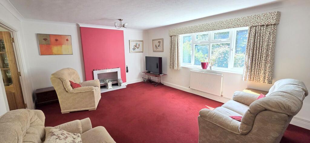Blackthorns Close, Lindfield, RH16 photo 3