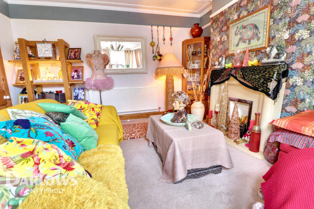 House in Pontypridd, Trallwn, Graigwen - More
