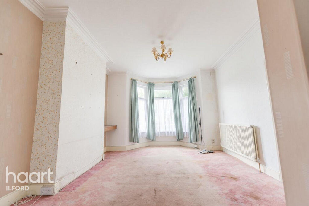 House in London, Loxford, Seven Kings - View 4