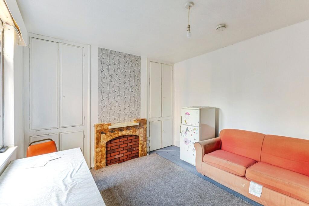 House in Northampton, Semilong - More