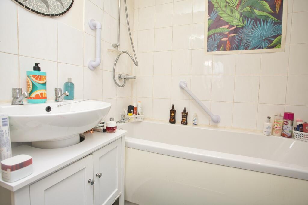 House in Dover, Tower Hamlets - More
