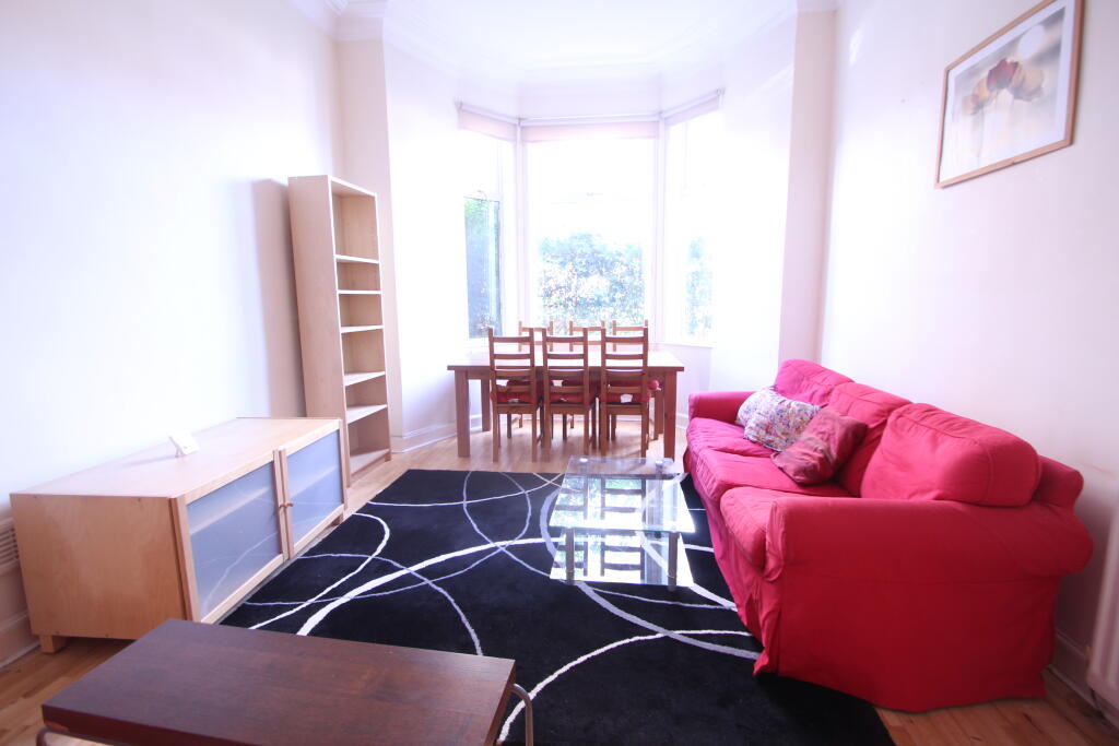 Apartment in Glasgow, Waverley Park, Shawlands - View 2