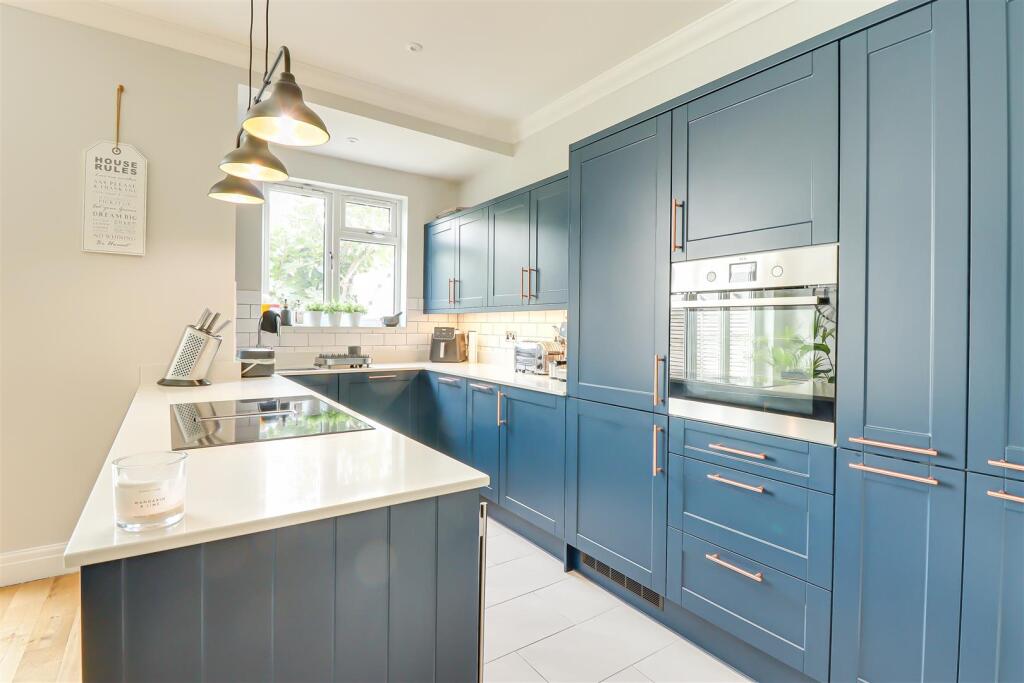 House in Southend-on-Sea, Leigh-on-Sea - More