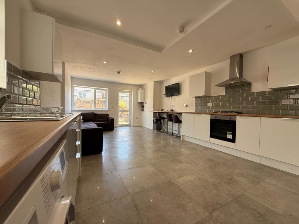 Main image of property: 82 Bedford Street, Roath, Cardiff