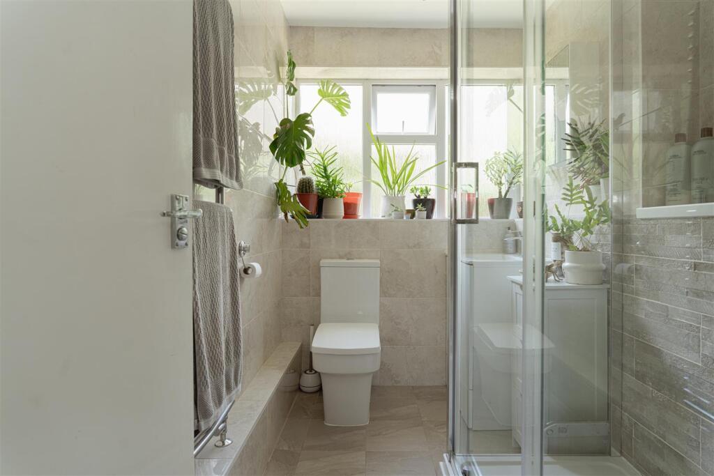 Apartment in Reigate and Banstead, Earlswood - More