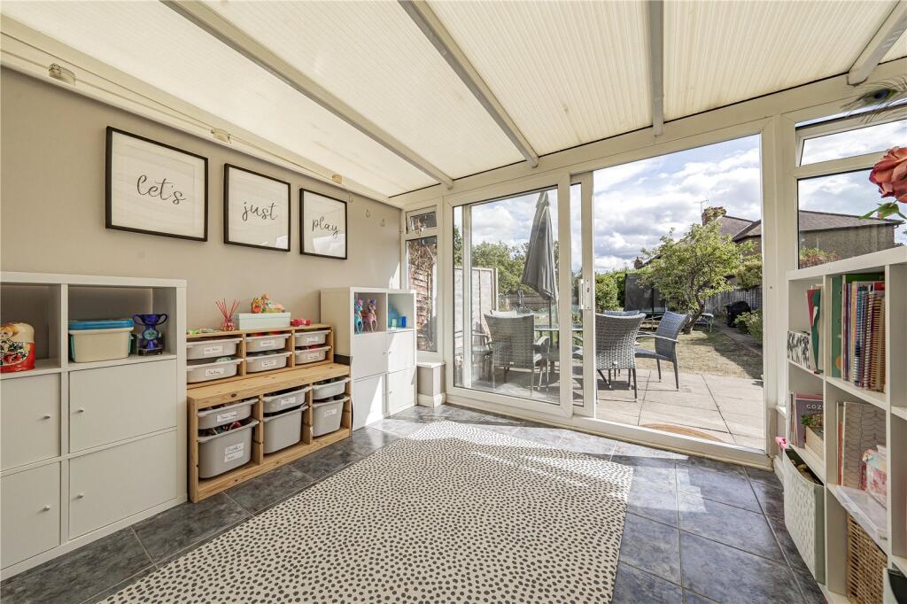 House in London, Motspur Park - More
