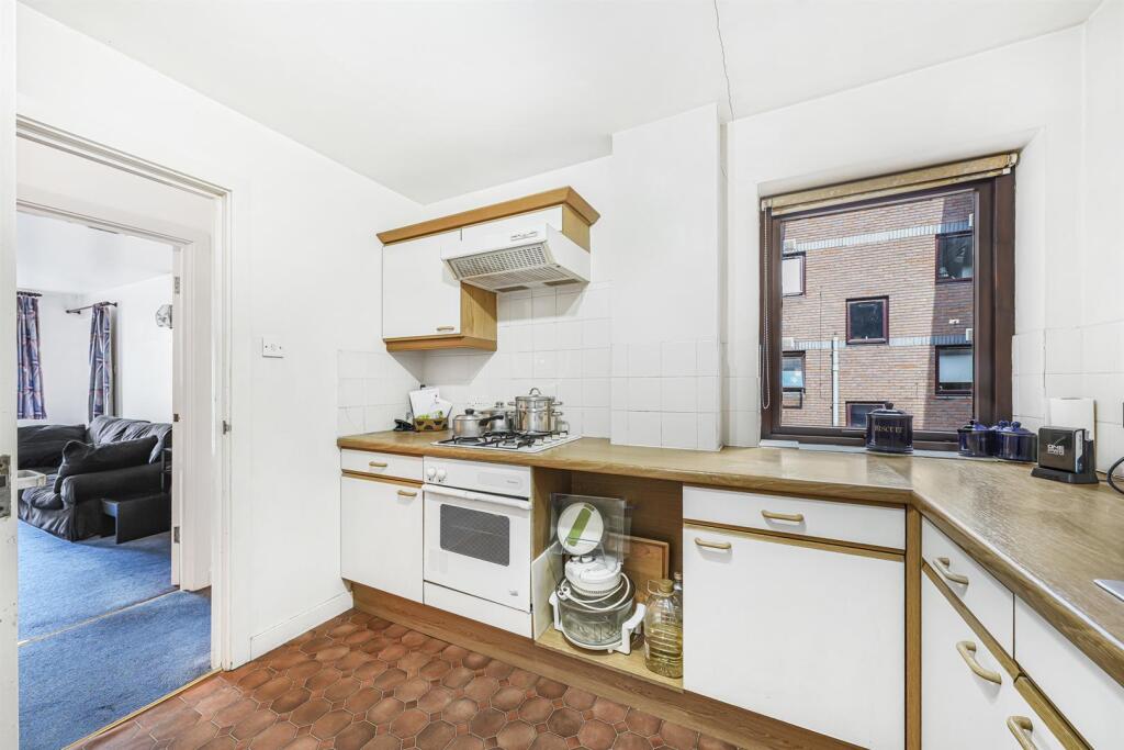 Chingford Avenue, Chingford, E4 - More