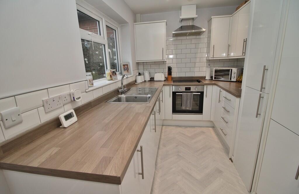Barncroft Way, Leigh Park, Havant photo 3