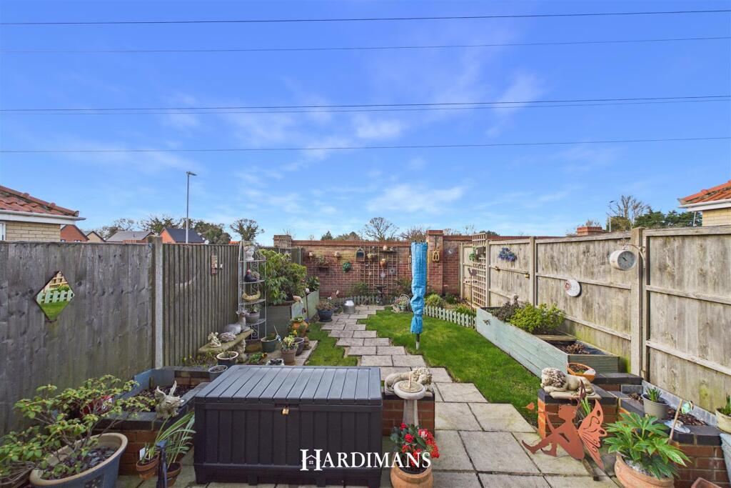 Broad Fleet Close, Oulton, Lowestoft photo 4