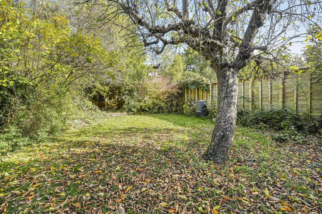 Elm Walk, Raynes Park photo 2