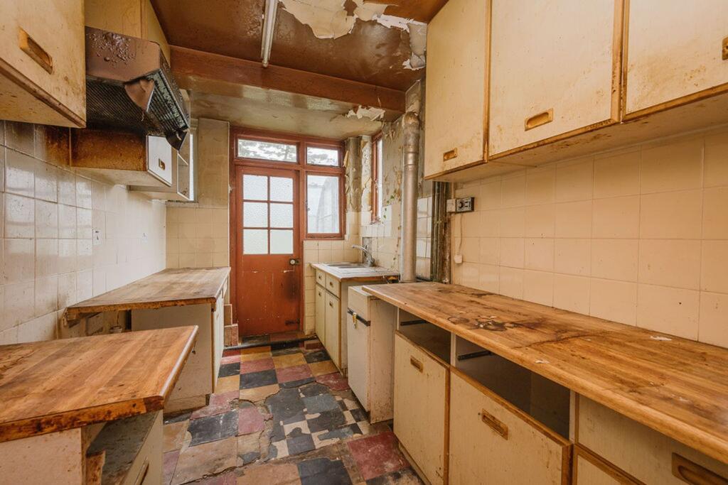 House in London, Cottenham Park, Raynes Park - View 5