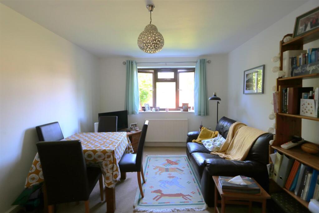 Apartment in Kingston upon Thames - View 4