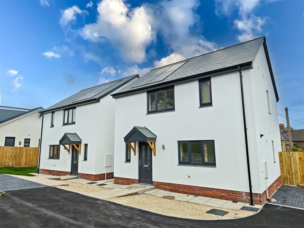 3-bed detached on Manor Road, Landkey, Barnstaple, £350,000