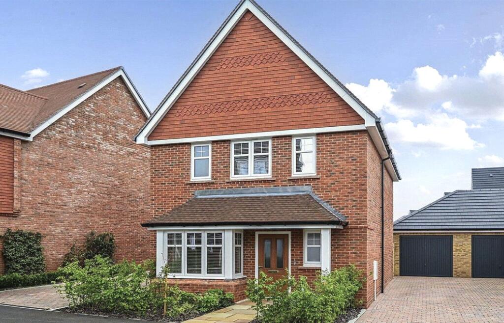 3-bed detached on Featherfall Road, Crookham Village, Fleet, Hampshire, GU51, £600,000