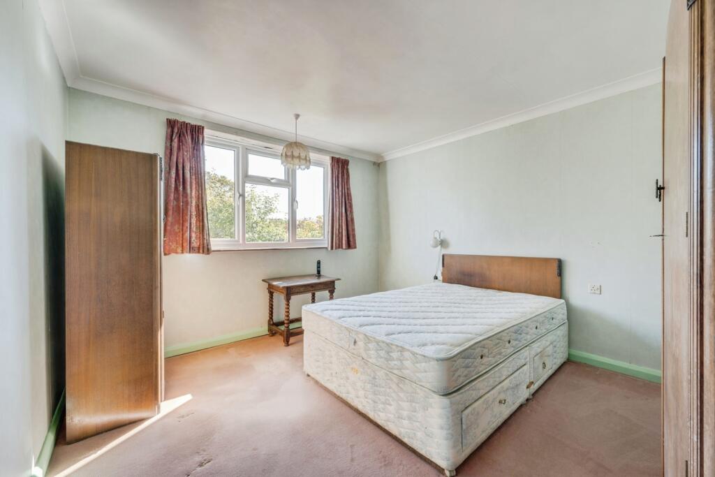 House in Kingston upon Thames - More