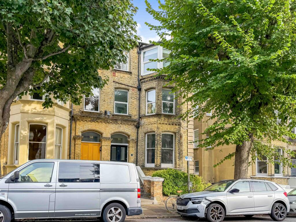 Studio flat on Selborne Road, Hove, BN3, £170,000