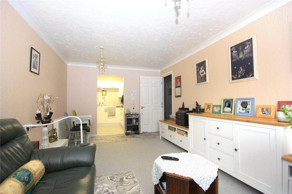 Holman Close, Waterlooville, Hampshire, PO8 photo 3