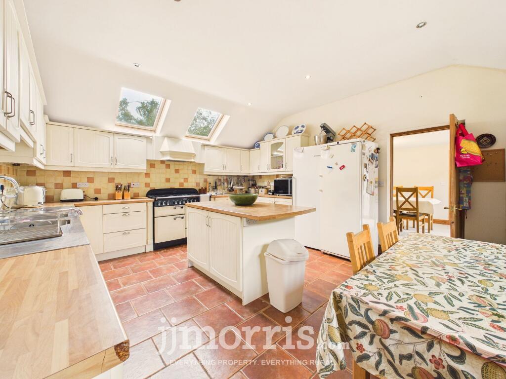 House in Pembroke Dock, Pembrokeshire - More