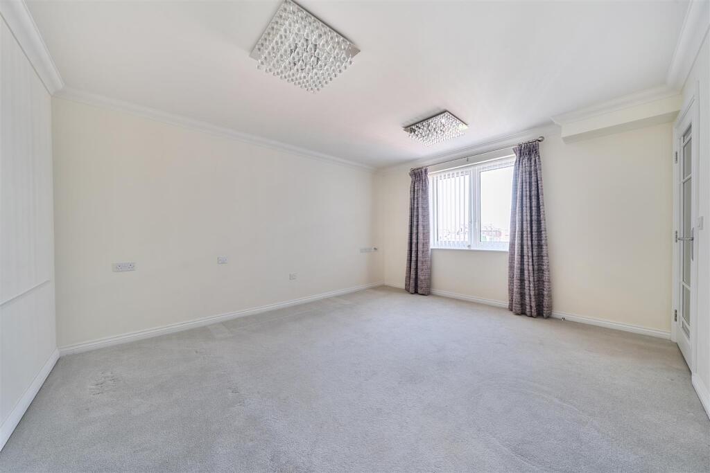 Oscar Lodge, Aylesbury, Buckinghamshire photo 4