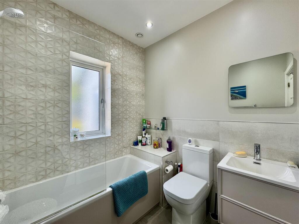 Felcote Avenue, Dalton, Huddersfield, HD5 8DR photo 4