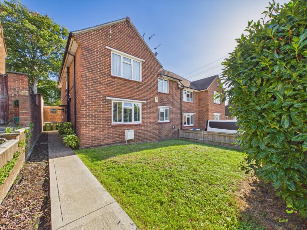 2-bed flat on Marden Crescent, Bexley, Kent, DA5, £325,000