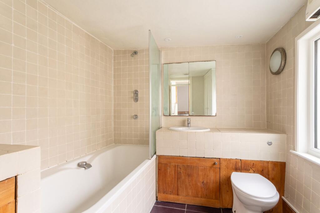 Apartment in Brighton, Round Hill - More