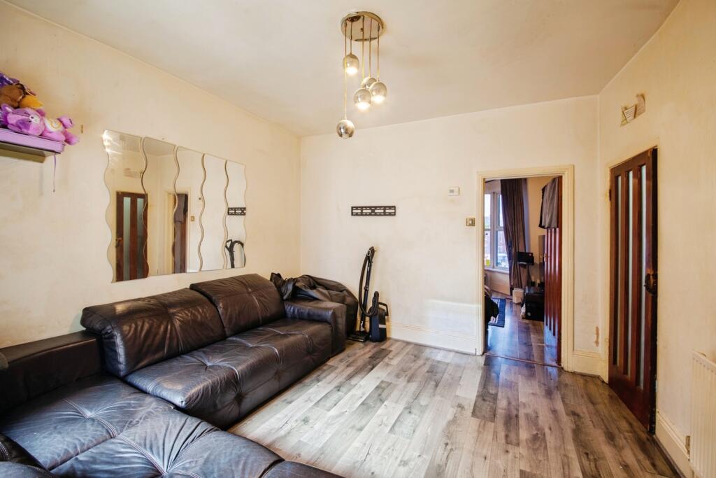 House in Sheffield, Osgathorpe, Pitsmoor - More