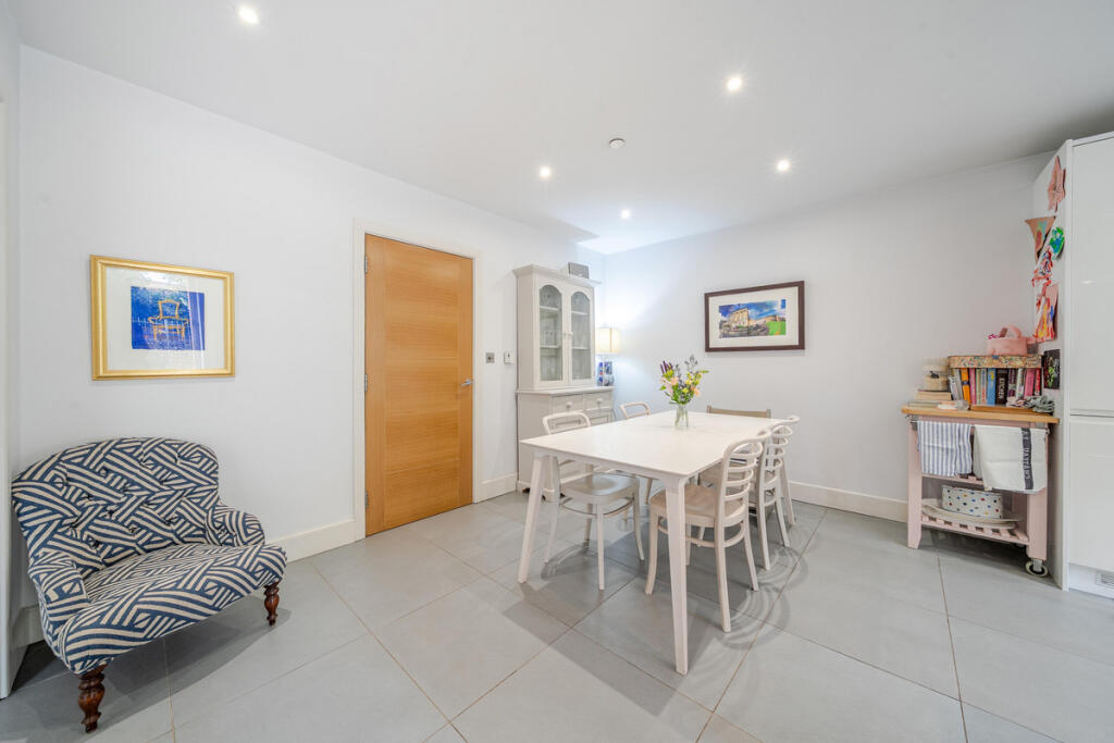 House in Slough - View 4