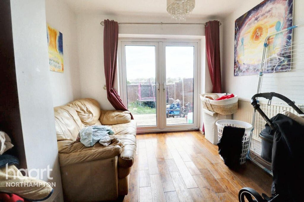House in Northampton, Queen's Park - More