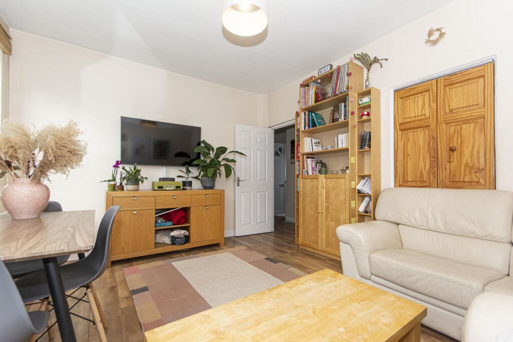 Apartment in London, William Bonney Estate, Clapham - View 3