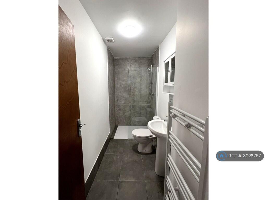 Apartment in Croydon - More