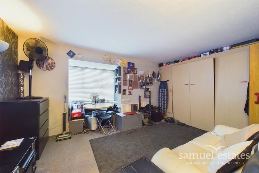 Apartment in Croydon - View 3