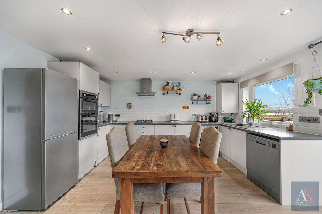 Parsonage Walk, Milnrow OL16 3UG   photo 3