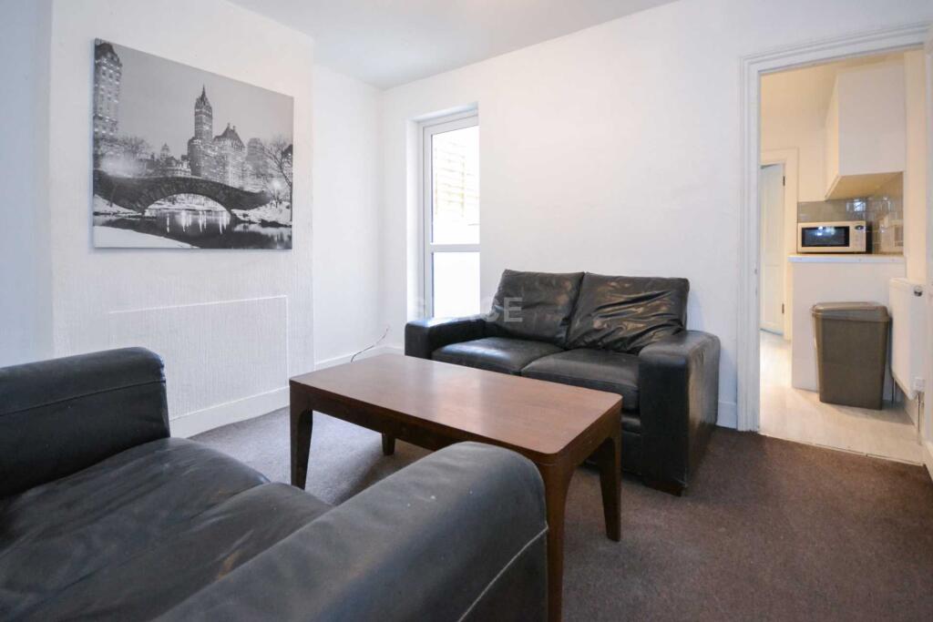 Main image of property: Pitcroft Avenue, Reading, Berkshire, RG6 1NH