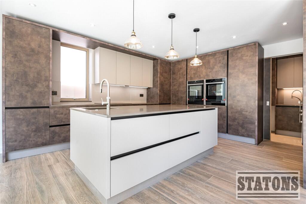 House in Potters Bar, Hertfordshire - View 4