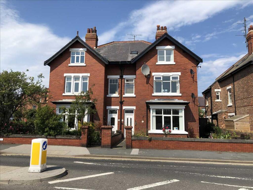 2-bed flat on Station Avenue, Filey, £115,000