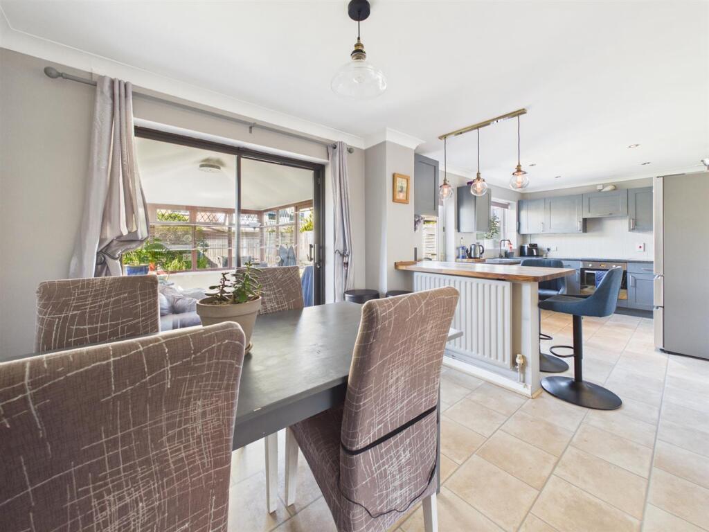 Foxleigh Crescent, Longlevens, Gloucester - More