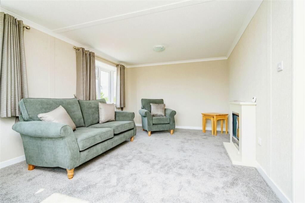 Two Bed Park Home, Hillcrest Residential Park, Manor Road, Luton, Bedfordshire, LU1 4DP photo 5