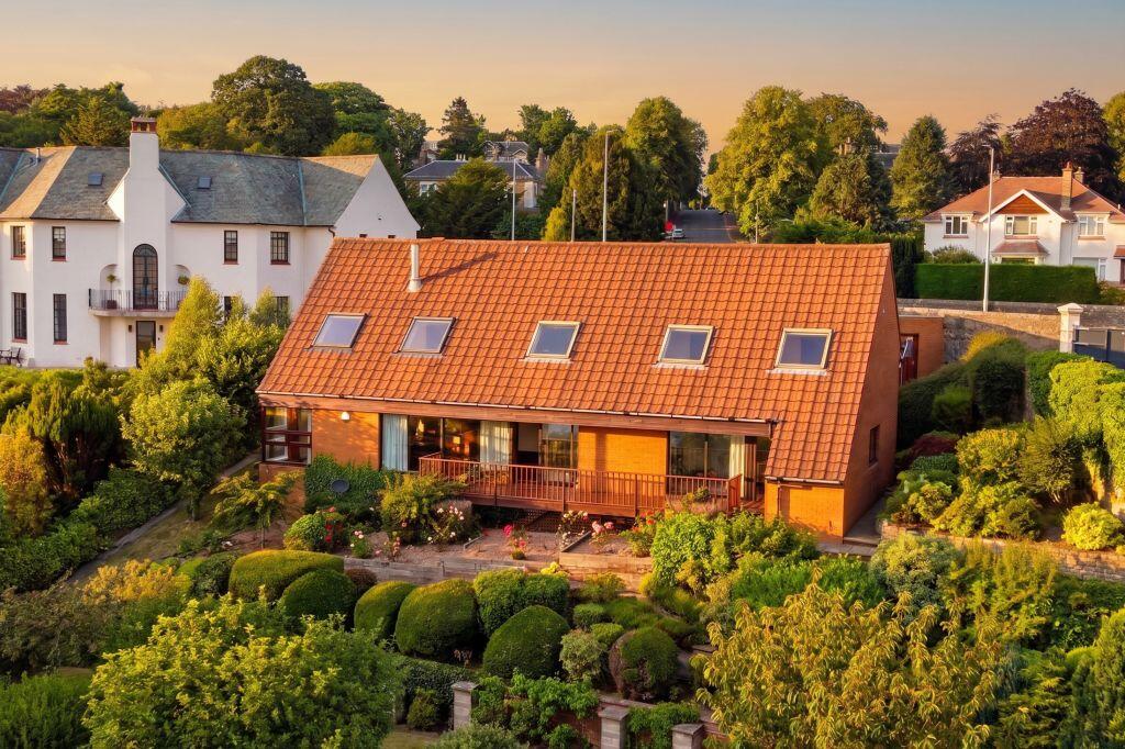Main image of property: 32a, Dundee Road, Broughty Ferry, DD5 1LX