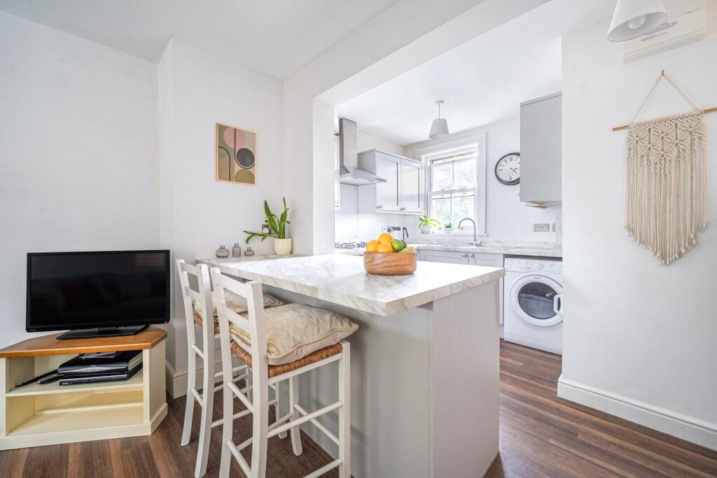 Apartment in Godalming, Crownpits - View 4