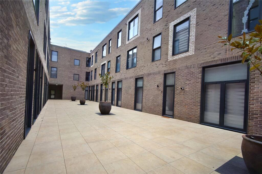 Main image of property: Emerald House, 236A London Road, Newbury, Berkshire, RG14