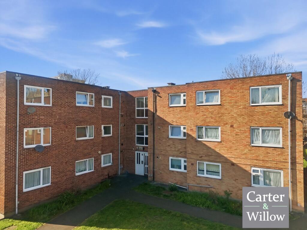 3-bed flat on Cowbridge Lane, Barking, £300,000
