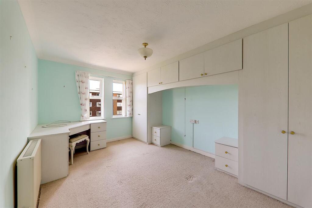 Apartment in Worthing, West Sussex - More