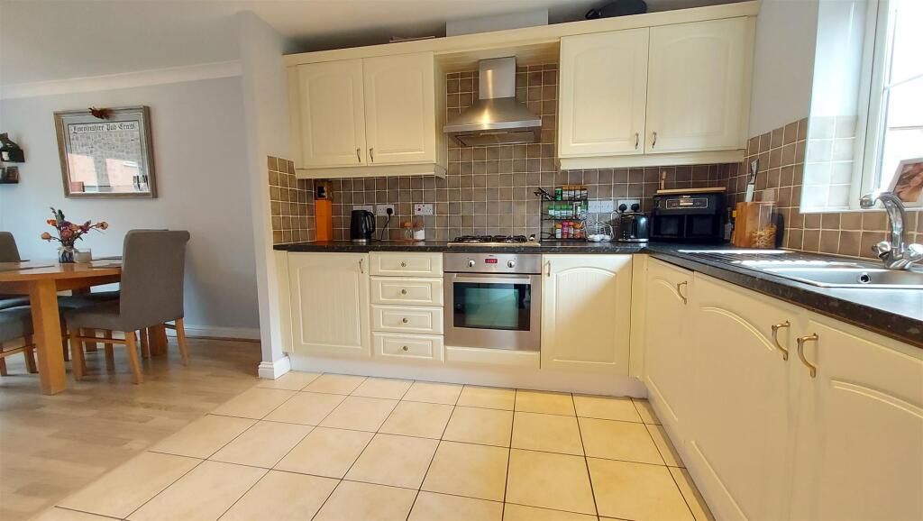 Kestrel Drive, Bourne photo 4