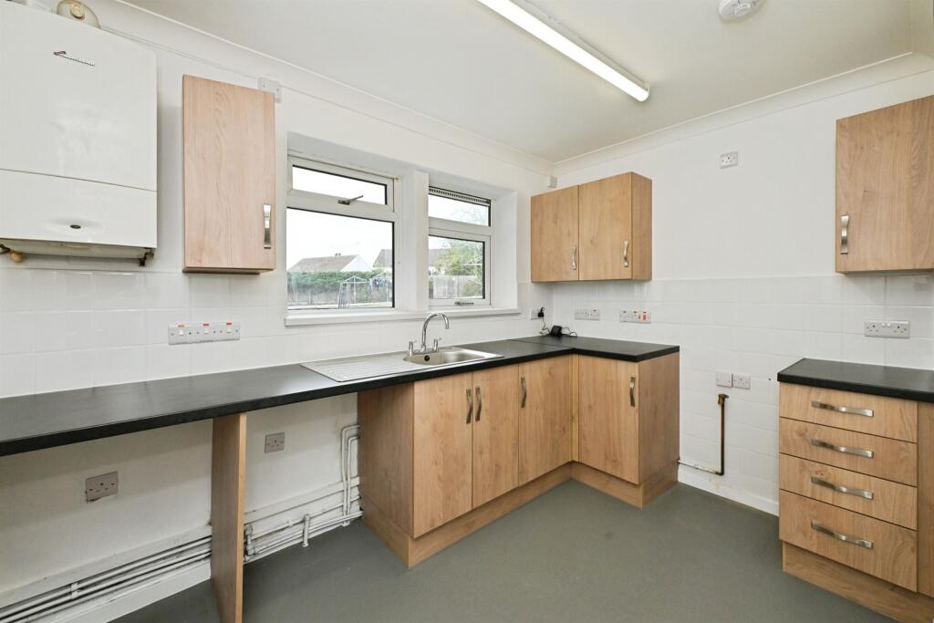 Apartment in Ware, Kings Hill - View 4