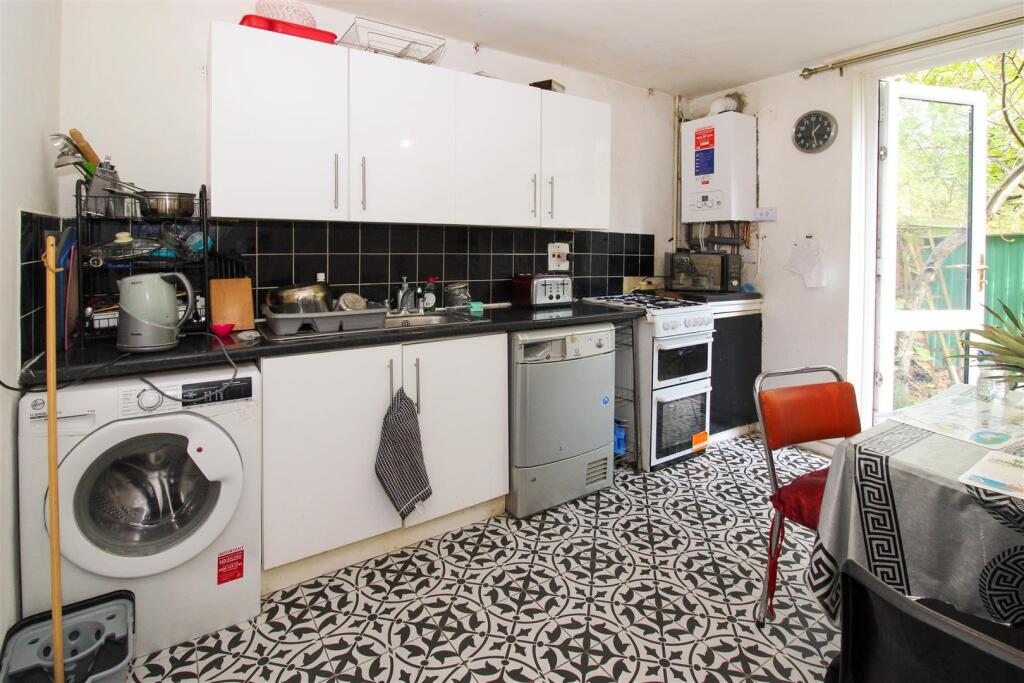 Erskine Crescent., London photo 3